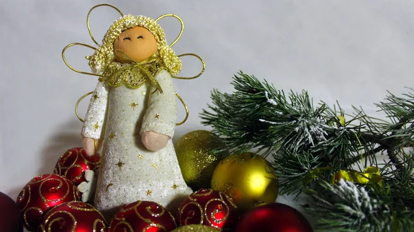 Eine Figur Eines Weihnachtsengels Zwischen Weihnachtskugeln Und Einem Tannenzweig Neujahrs — Stockfoto