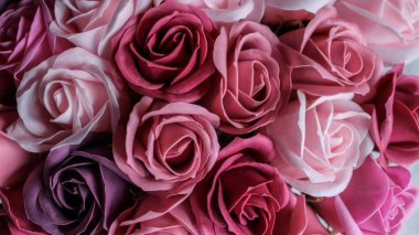 Güzel pembe, mor ve kırmızı sabun gülleri. El yapımı çok renkli sabun çiçekleri. Sabun güllerinin arkaplanı, yakın plan.