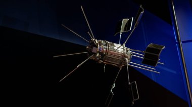 Moskova, Rusya - 18 Nisan 2021: Kozmonotlar Müzesi. Karanlık bir arka planda yapay bir Dünya uydusunun gerçek boyutunda bir modeli. Uzay Müzesi.