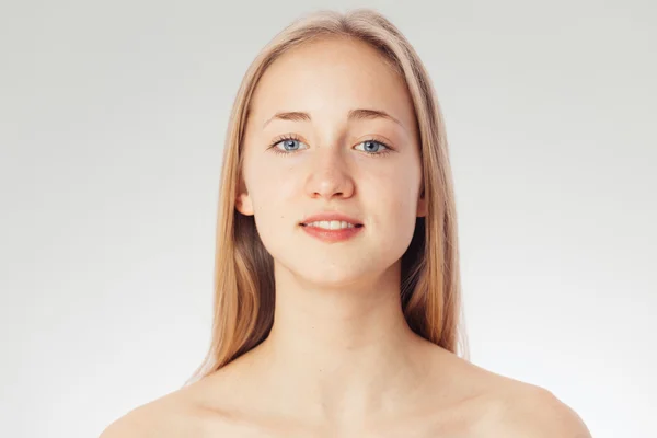 Szépség portré egy fehér lány, tiszta bőr, kék szeme és szőke haj — Stock Fotó