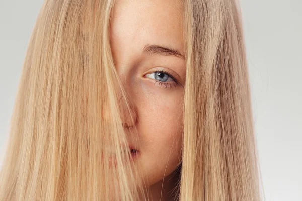 Portrait de beauté d'une fille blanche à la peau propre, aux yeux bleus et aux cheveux blonds — Photo