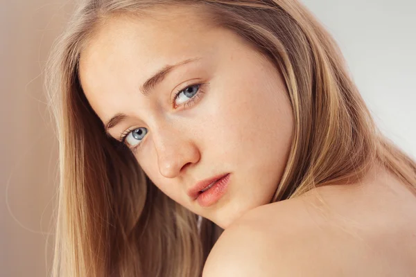 きれいな肌、青い目とブロンドの髪を持つ白い少女の美しさの肖像画 — ストック写真