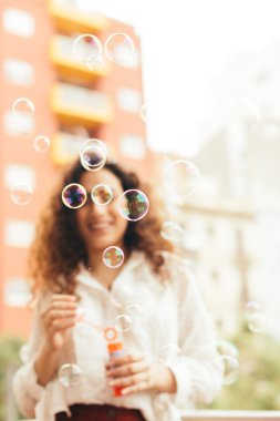 Hava kabarcıkları ile oynayan kız.