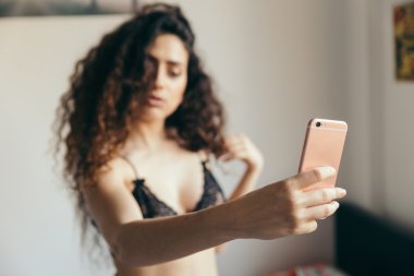 Seksi genç kız ve esmer