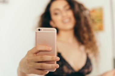 Seksi genç kız ve esmer