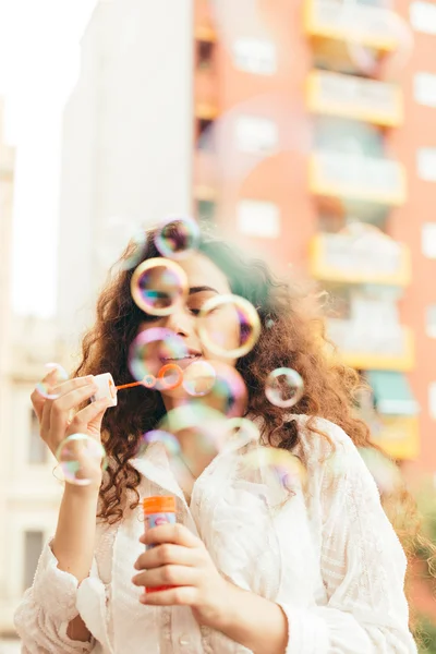 Gadis bermain dengan gelembung udara . — Stok Foto