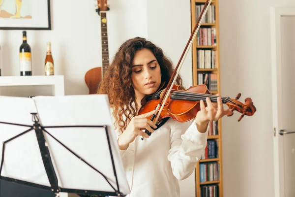 Chica tocando el violín . —  Fotos de Stock