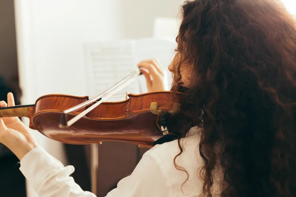 Chica tocando el violín . —  Fotos de Stock