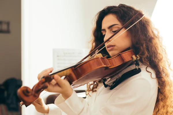 Chica tocando el violín . — Foto de Stock