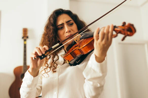 Girl playing violin. — Stock Photo, Image