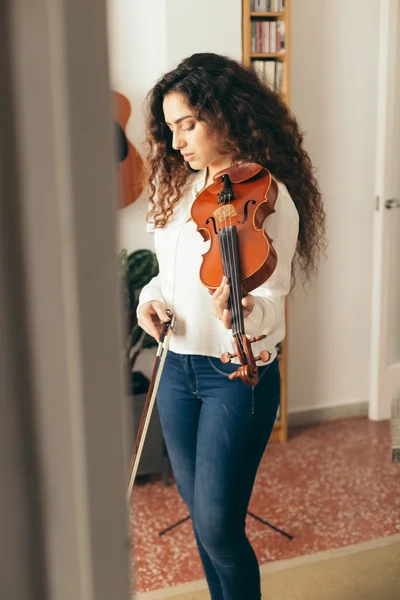 Flicka spela fiol. — Stockfoto