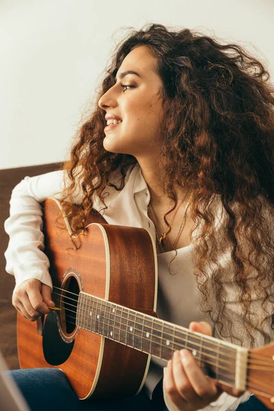 Jong meisje met lang haar spelen van gitaar — Stockfoto