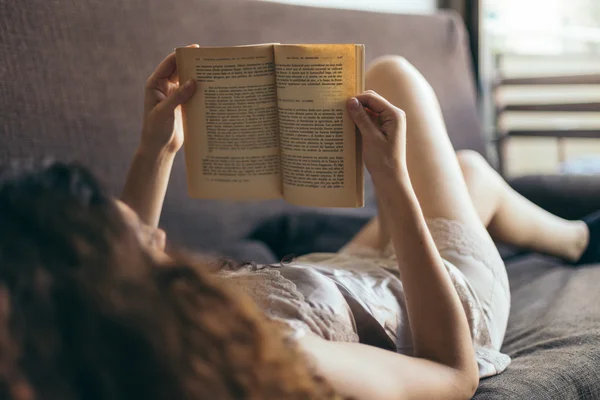 Giovane ragazza che legge un libro — Foto Stock