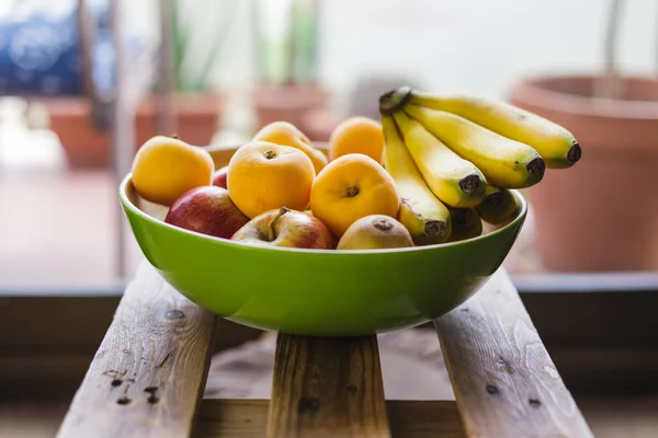 Tigela de frutas cheia — Fotografia de Stock