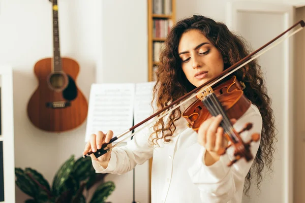 Menina tocando violino . Fotos De Bancos De Imagens