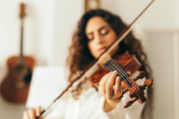 Menina tocando violino . Fotos De Bancos De Imagens Sem Royalties