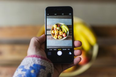 adam fotoğraf çeker