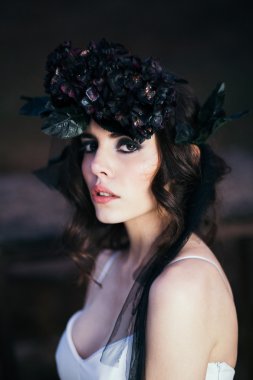 Bir gelin gelinlik ile portresi 