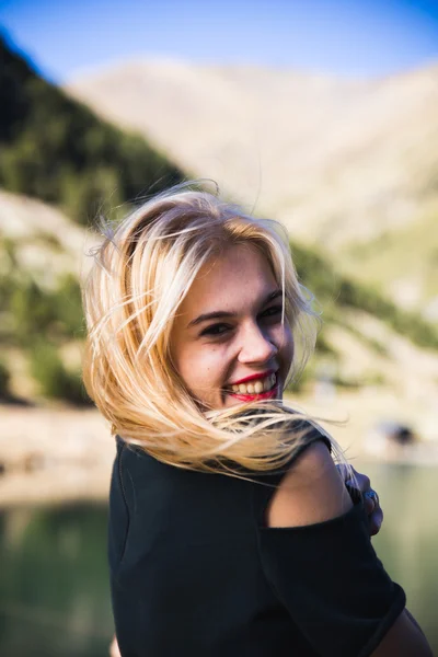 Menina loira se divertindo na natureza — Fotografia de Stock