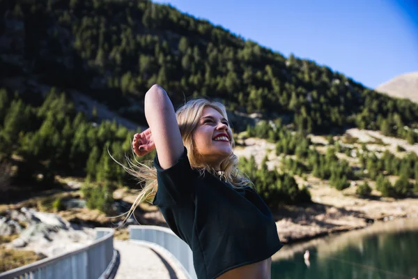 Blond meisje met plezier in de natuur — Stockfoto