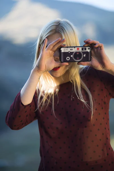 Blonde vrouw nemen van foto 's — Stockfoto