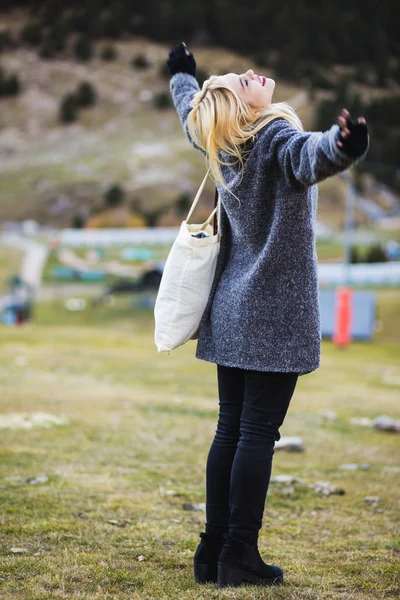 Prise de vue mode d'une femme blonde — Photo