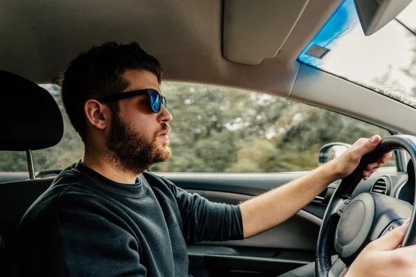 Homme conduisant la voiture — Photo