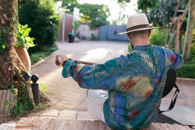 Hipster adam gitar ile