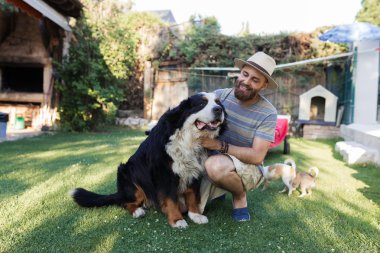 Köpekle oynayan adam.