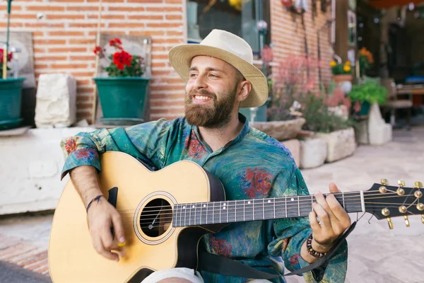 Hipster man with guitar — Stock Photo, Image
