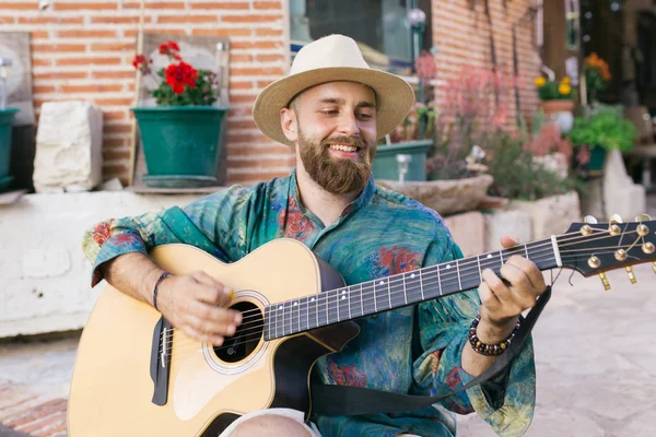 Hipster uomo con chitarra — Foto Stock