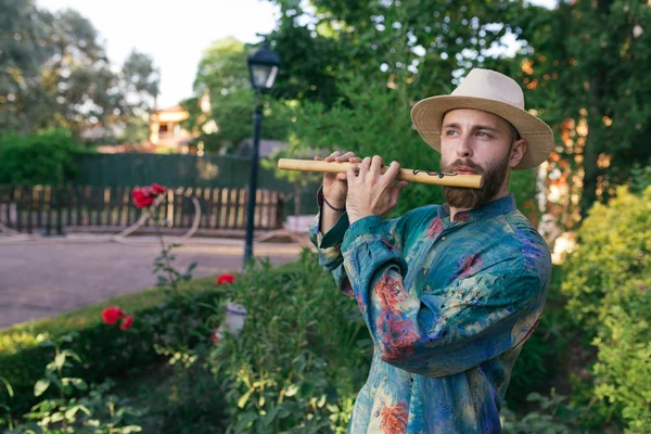 Hippie uomo suonare un flauto legnoso — Foto Stock