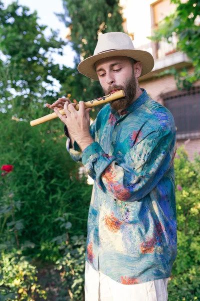 Хіпі людина грає на дерев'яній флейті — стокове фото