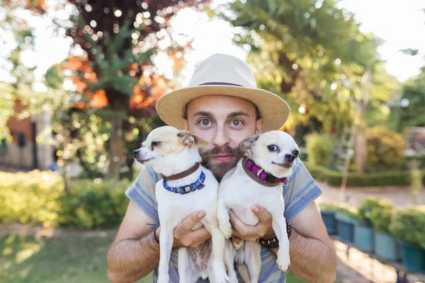 Homem com dois cães — Fotografia de Stock