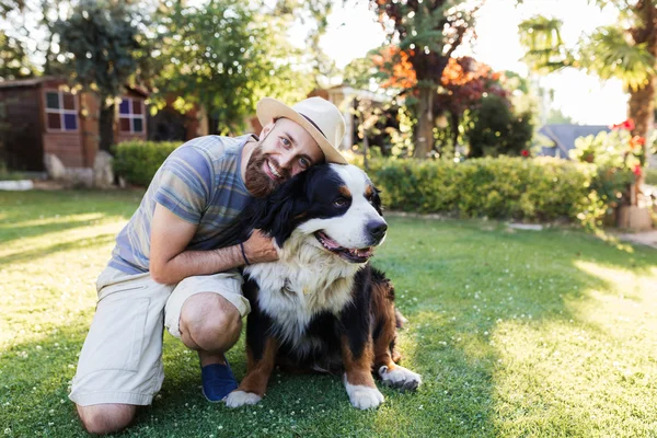 Человек со своей большой собакой — стоковое фото