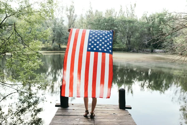 Дівчина тримає американський прапор — стокове фото