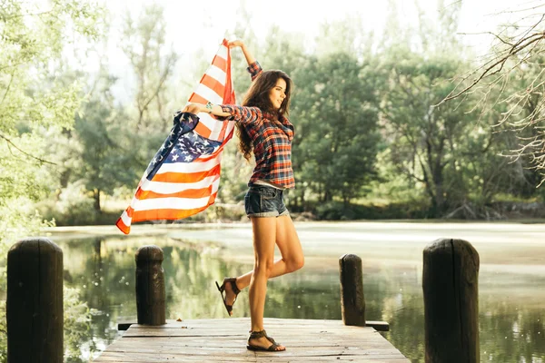 Bir Amerikan bayrağı tutan kız — Stok fotoğraf