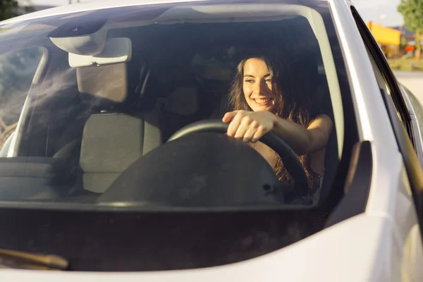 Νεαρό κορίτσι οδήγηση ενός σύγχρονου αυτοκινήτου — Φωτογραφία Αρχείου