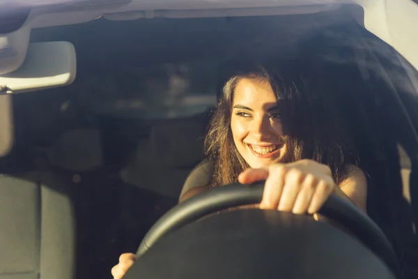 Chica joven conduciendo un coche moderno — Foto de Stock