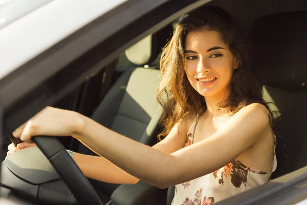 Menina jovem dirigindo um carro moderno — Fotografia de Stock