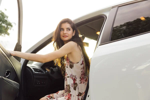 Menina jovem dirigindo um carro moderno — Fotografia de Stock