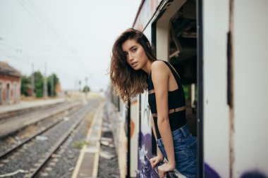 Güzel genç kız arıyor 