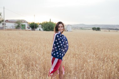 Amerikan bayrağı ile kız 