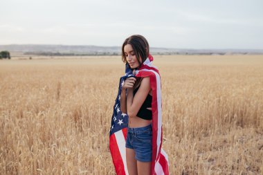 Amerikan bayrağı ile kız 