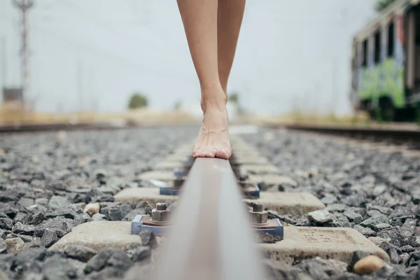 Kobieta spaceru w pociągu kolejowym — Zdjęcie stockowe