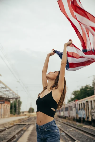 Flicka med amerikanska flaggan — Stockfoto