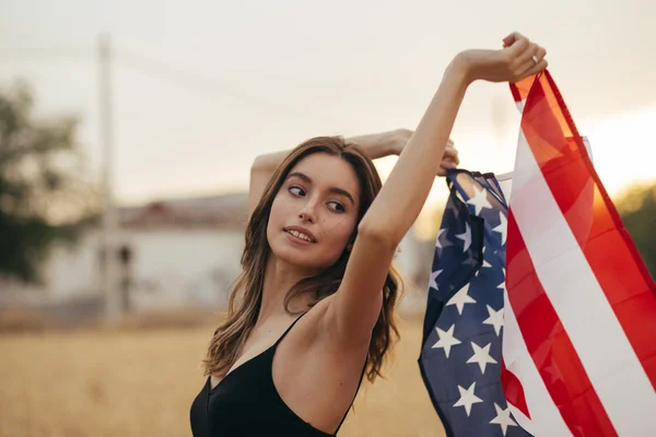 Menina com bandeira americana — Fotografia de Stock