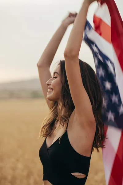 Flicka med amerikanska flaggan — Stockfoto