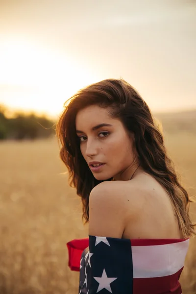 Chica con bandera americana —  Fotos de Stock