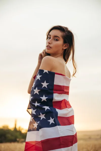 Chica con bandera americana —  Fotos de Stock